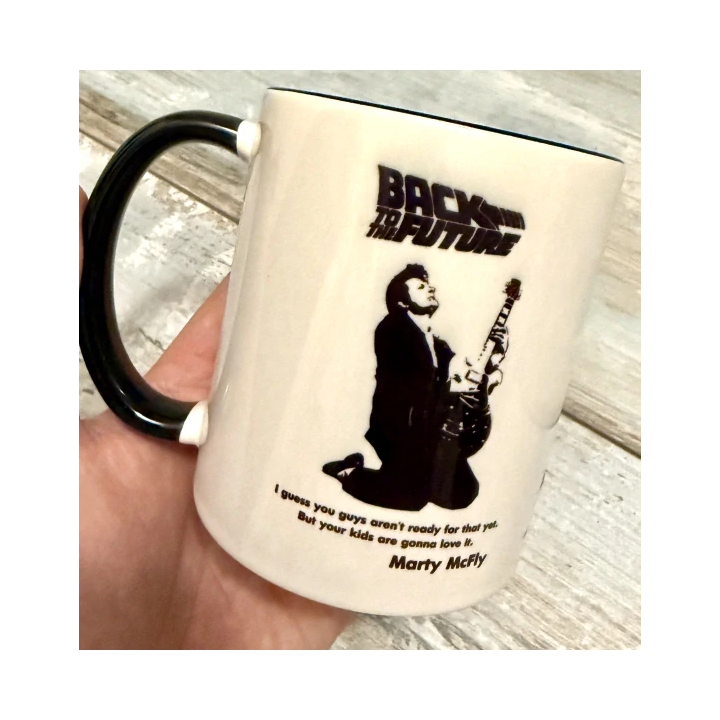 Keramický hrnek s vlastním potiskem 330ml s barevným lemem a ouškem - HRRRnek.cz