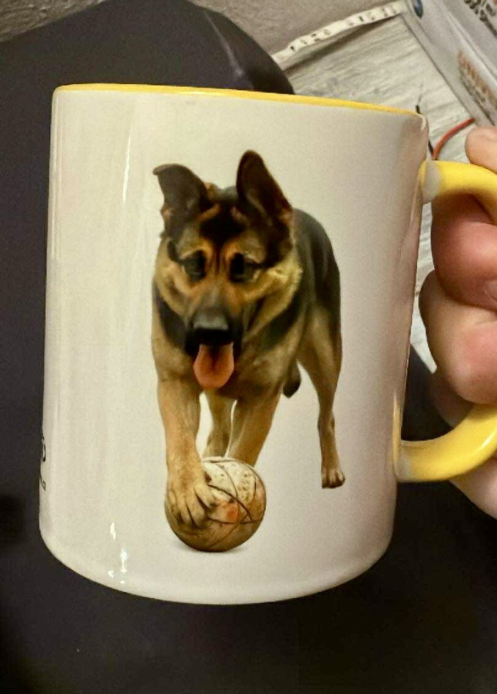 Keramický hrnek s vlastním potiskem 330ml s barevným lemem a ouškem - HRRRnek.cz