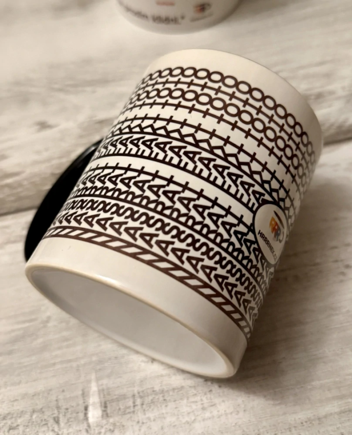 Keramický hrnek - Nasrat fakt toto - HRRRnek.cz