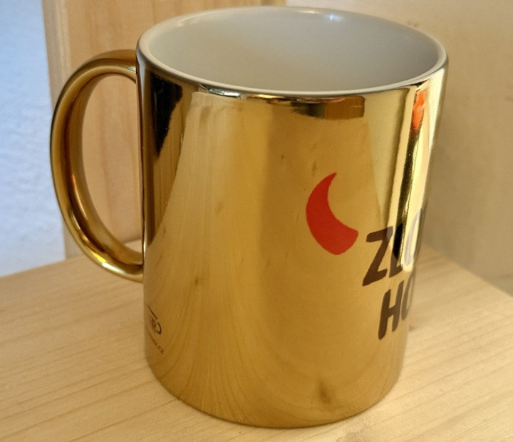 Keramický hrnek - Zlatá zlobivá holka - HRRRnek.cz