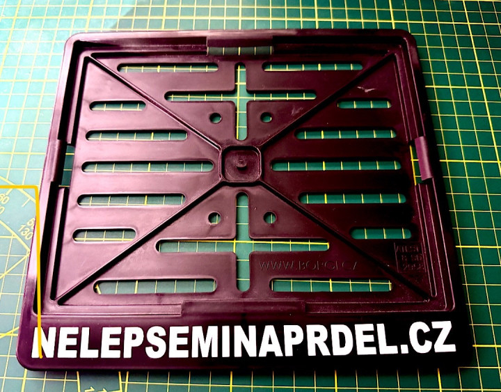 Moto podložka SPZ NELEPSEMINAPRDEL.CZ – Čtvercová edice pro motorky