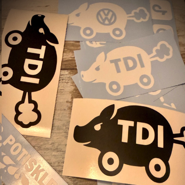 Turbo Diesel Pašík: Ikonická Samolepka Diesel Prase - (červená)