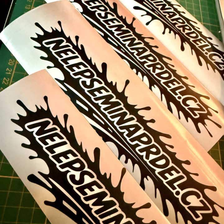 Samolepka NELEPSEMINAPRDEL.CZ 15x5 cm – Pro ty, co neumí držet odstup