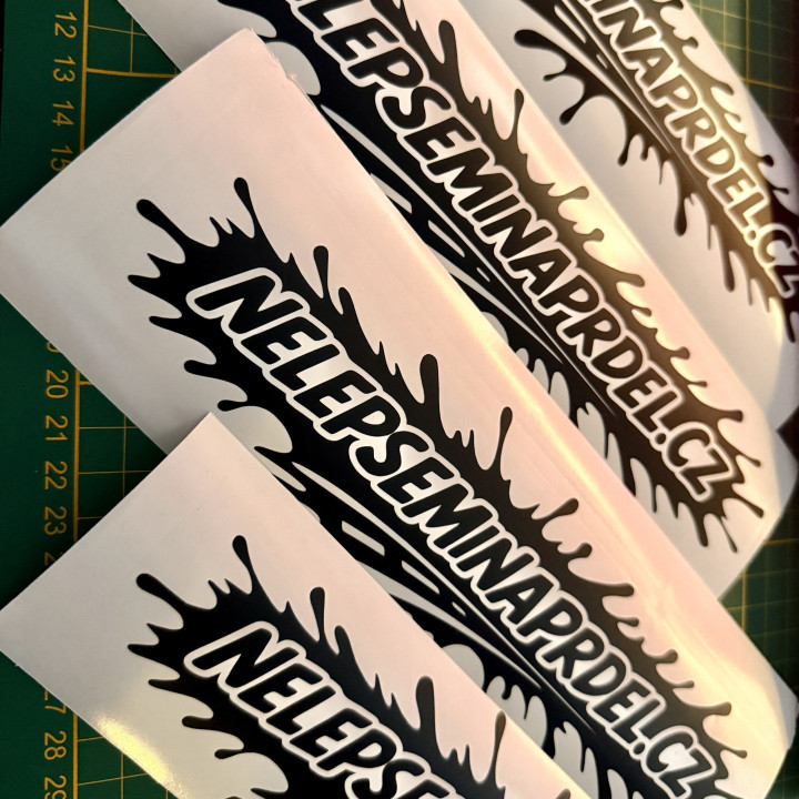 Samolepka NELEPSEMINAPRDEL.CZ 15x5 cm – Pro ty, co neumí držet odstup