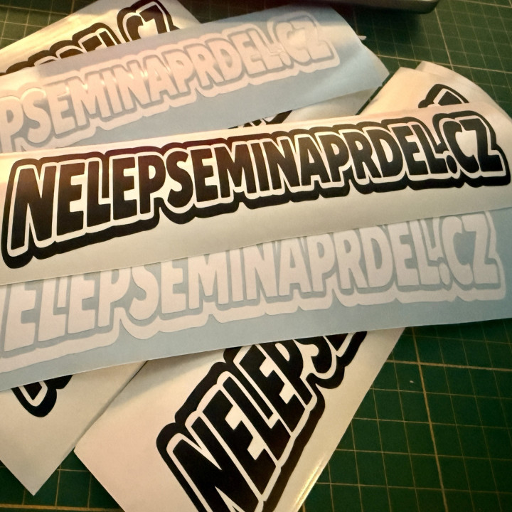 Samolepka NELEPSEMINAPRDEL.CZ 19x4 cm – Pro ty, co neumí držet odstup