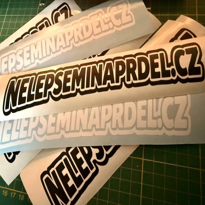 Samolepka NELEPSEMINAPRDEL.CZ 19x4 cm – Pro ty, co neumí držet odstup