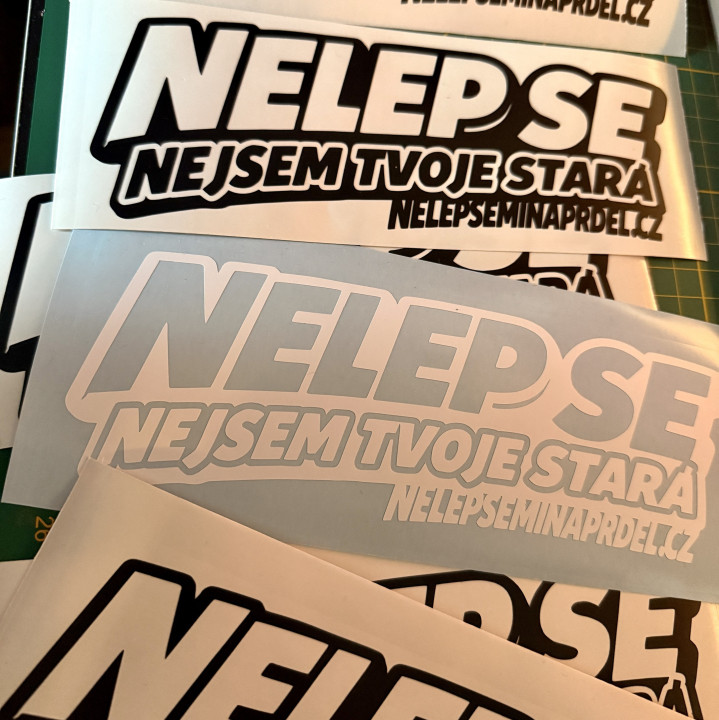 Samolepka NELEPSEMINAPRDEL.CZ 19,5x7 cm – Pro ty, co neumí držet odstup