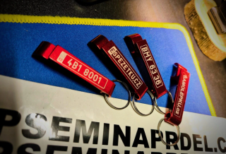 Stylový červený otvírák a klíčenka v jednom s vlastním textem / SPZ