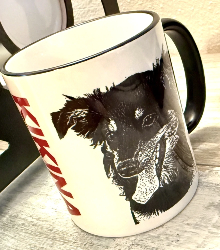 Keramický hrnek s vlastním potiskem 330ml s barevným lemem a ouškem - HRRRnek.cz